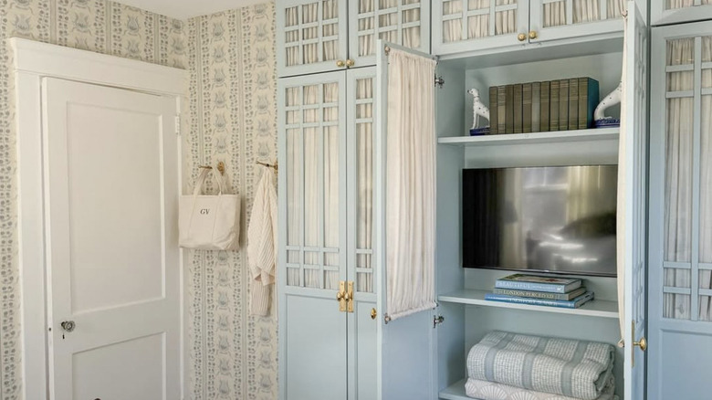 BILLY kitaplıklarından yapılmış, içinde televizyon bulunan mavi bir gömme dolap