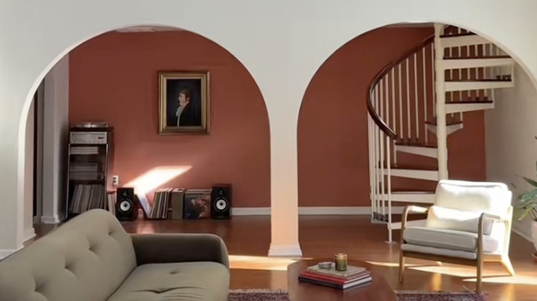 Çatı katı tarzı bir alanda DIY çift kemerli oda bölücü