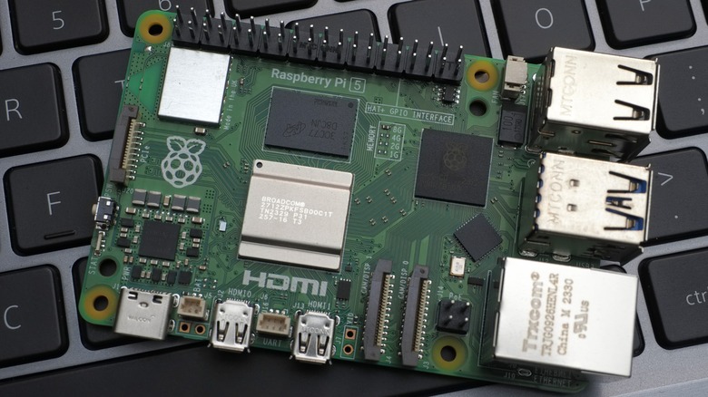 Dizüstü bilgisayar klavyesindeki Raspberry Pi 5'in yakın çekimi