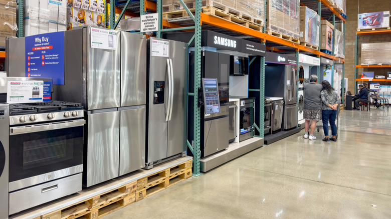 Costco'da sergilenen buzdolapları.