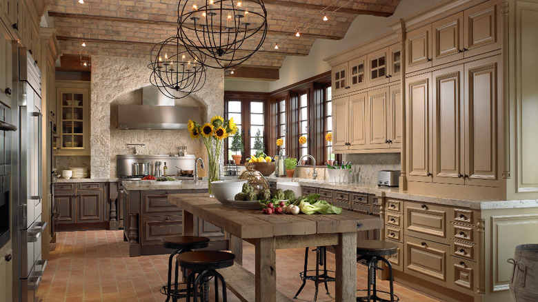 Doğal malzemeler ve orta ada oturma yeri ile nötr mutfak