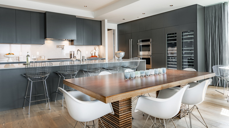 Beyaz tezgahlı koyu gri mutfak dolapları