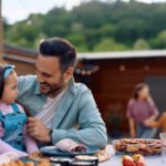 Wayfair'in Minik Masa Çözümü İnsanların Küçük Verandalarında Açık Havada Yemek Yemesine Yardımcı Olabilir