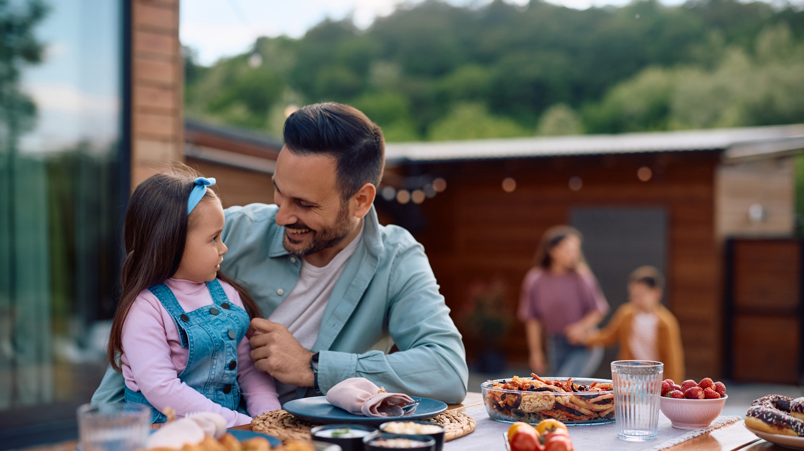 Wayfair'in Minik Masa Çözümü İnsanların Küçük Verandalarında Açık Havada Yemek Yemesine Yardımcı Olabilir