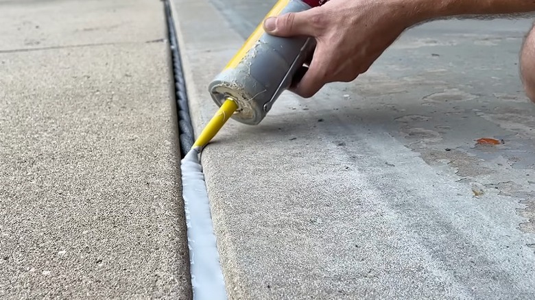 Kişi, doldurulan genleşme boşluğunu kendiliğinden yayılan kalafatla kapatır.