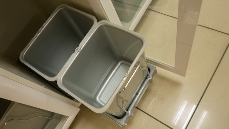 dışarı çekilebilir ray üzerinde iki gri plastik kutu