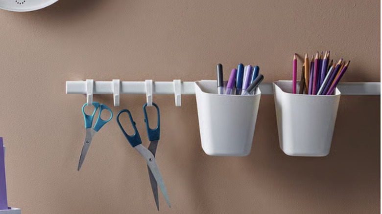 IKEA SUNNERSTA sanat malzemeleri tutuyor