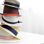 Bu Yerden Tasarruf Sağlayan Dolap Çözümüyle Favori Şapkalarınızı Düzenli Tutun