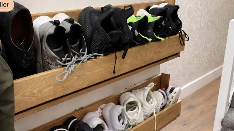 İçlerine spor ayakkabıların yerleştirildiği iki sıra ahşap ayakkabılık
