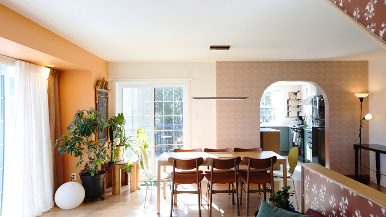 Manolya renk paletindeki renkleri kullanan sıcak, minimalist oturma odası