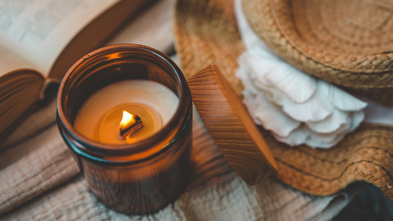 Bir masanın üzerinde yanan mum