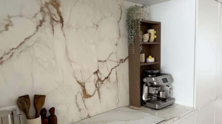 Kahve makinesinin üzerinde küçük kahverengi bir kitaplık