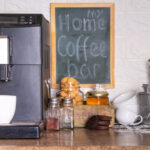 Her Mutfağa Sığabilecek Kahve İstasyonu Yapmak İçin Bu Minik IKEA Billy Kitaplığını Kullanın