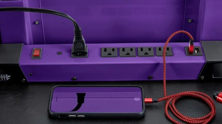 ABD Genel elektrik prizine takılı elektrik kabloları