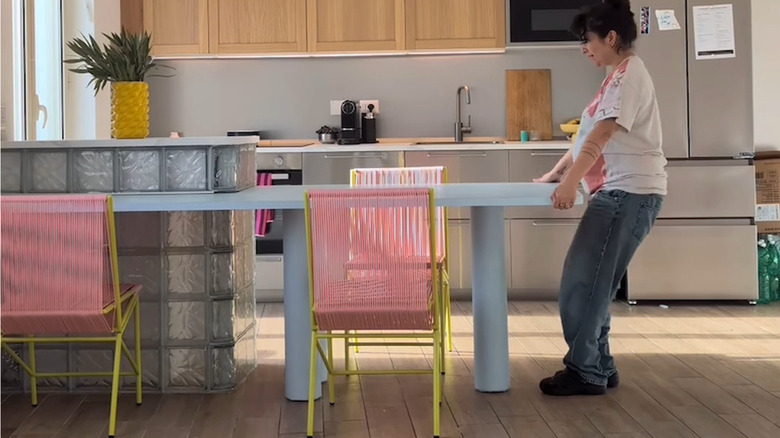 Micol Zanzuri'nin çekilebilir yemek masasına sahip DIY cam blok tezgah projesi