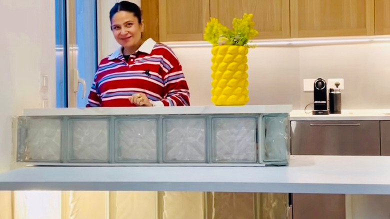 Micol Zanzuri cam bloklu mini adasını açılabilen masayla birlikte gösteriyor