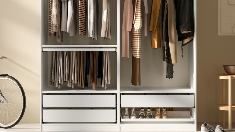 İçinde kıyafetlerin asılı olduğu Ikea Pax dolap sistemi