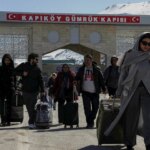 'Barış olursa geri dönerim': İnsanlar ABD-İsrail'in İran'ı bombalamasından kaçıyor | İran'a karşı ABD-İsrail savaşı Haberleri