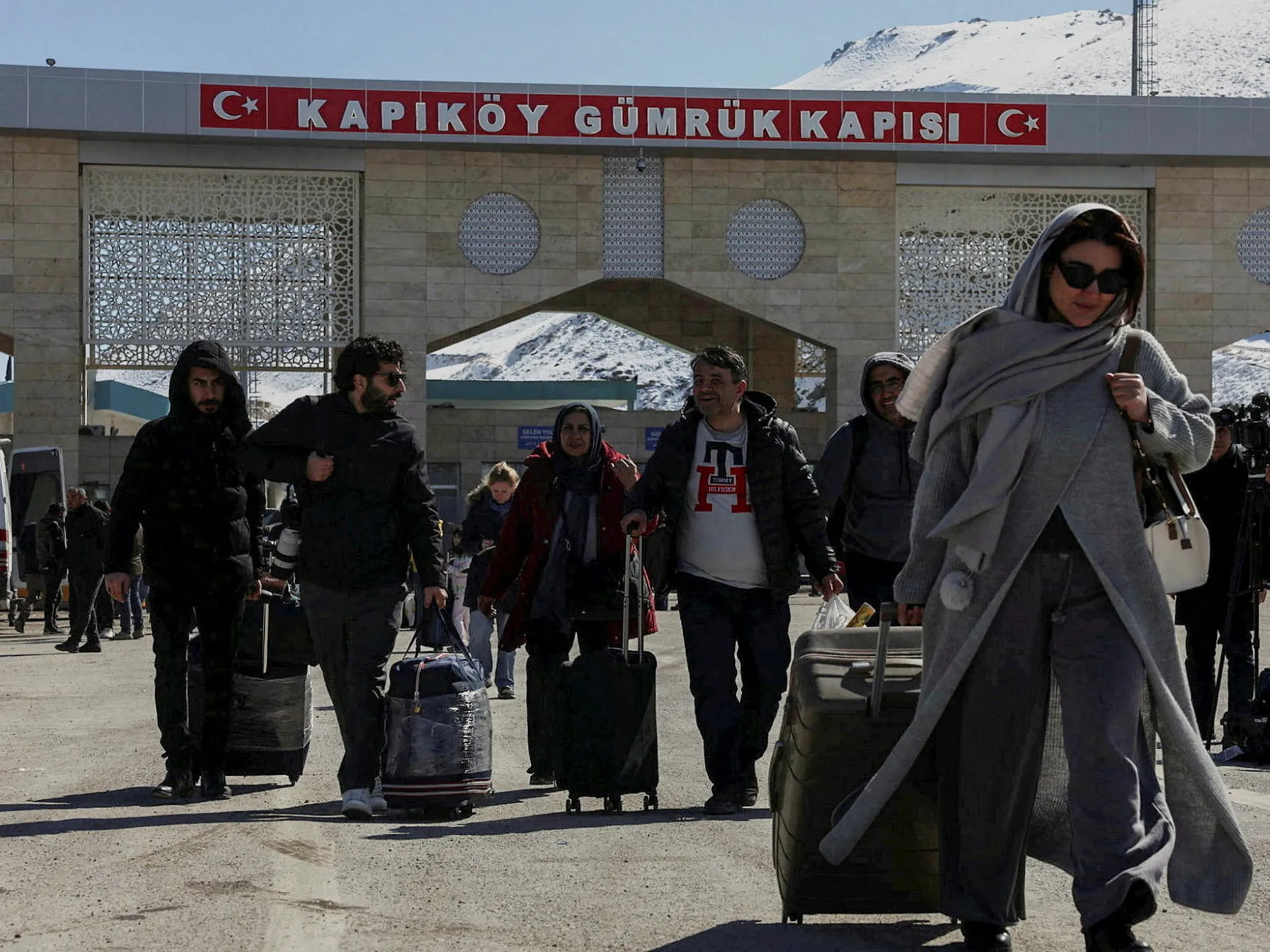 'Barış olursa geri dönerim': İnsanlar ABD-İsrail'in İran'ı bombalamasından kaçıyor | İran'a karşı ABD-İsrail savaşı Haberleri