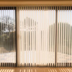 Matkapsız Bir Hack ile Sürgülü Cam Kapınızdaki Perdeleri Perdelerle Değiştirin