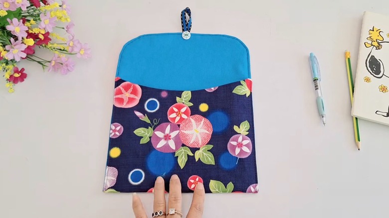 Renkli ev yapımı asılı saklama çantası.