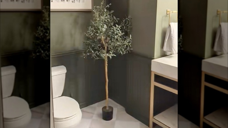 Duvarlarda yeşil renk kaplama kombinasyonları bulunan banyo