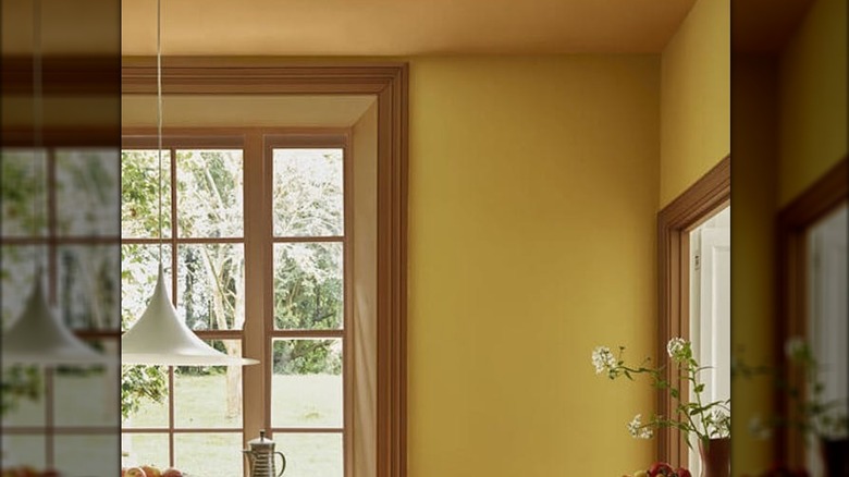 Duvarları ve tavanı sarı renkli kapaklı mutfak