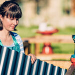 Hurda Çatı Kaplama Metalini Kaldırımın Çekiciliğini Artıran Yükseltilmiş Bir Bahçe Yatağına Dönüştürün