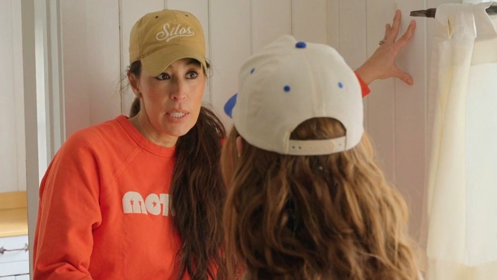 Joanna Gaines Eski Bir Şömineyi Uşağının Kileri İçin Nasıl Kullanışlı Bir Özelliğe Dönüştürdü?