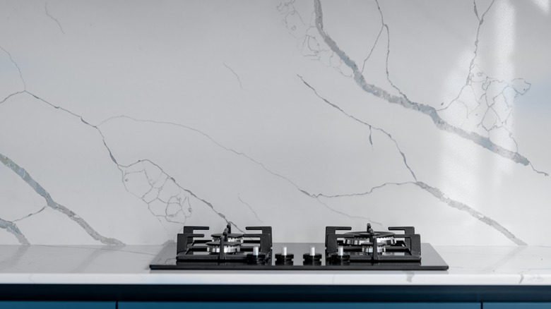 Sobanın arkasında beyaz mermer bir backsplash
