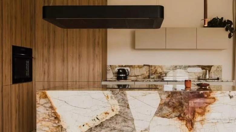 Patagonya kuvarsit kahverengi ve bej backsplash, tezgah ve ada ile modern bir mutfak