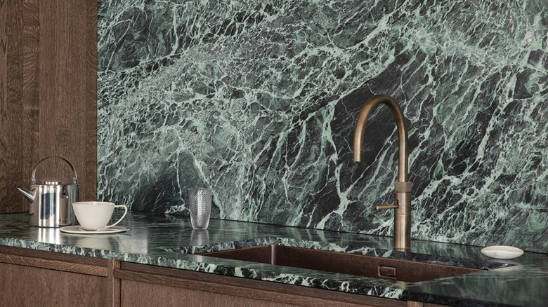 Yeşil mermer backsplash ve tezgah