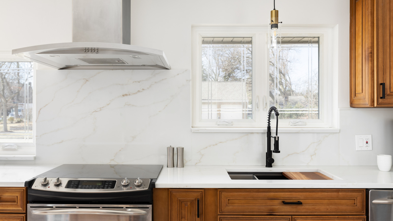 Mutfak Döşeme Backsplash'ınız İçin Kullanabileceğiniz En İyi 12 Doğal Taş