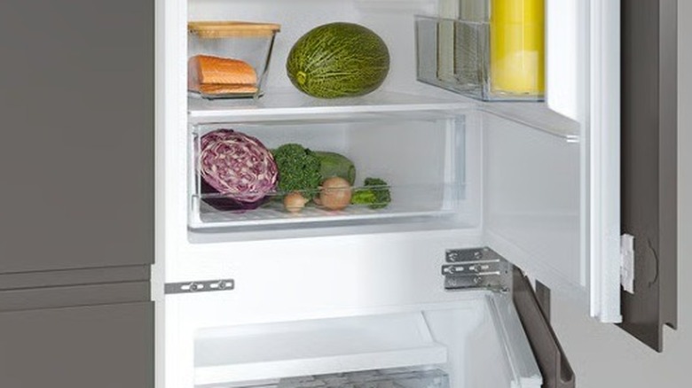 Gri bir dolabın içindeki IKEA buzdolabı