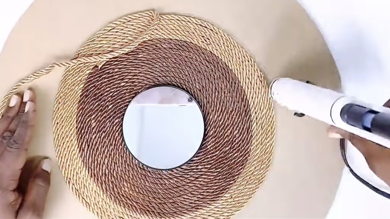 Karton üzerine DIY ip aynası monte eden kadın