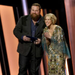 Zengin Backsplash Erin Napier, Karanlık Mutfak Tezgahlarıyla Eşleşiyor