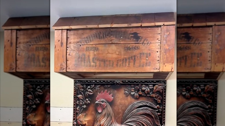 Kahve kutusundan yapılan DIY davlumbaz, çiftlik evi mutfağına karakter katıyor