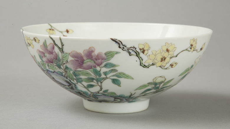 Pastel pembeler ve morlardan oluşan çiçekli tasarıma sahip zarif bir kase