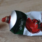 Eski Bir Domates Salçası Tüpünü Sevimli ve İlginç Asma Dekora Dönüştürün