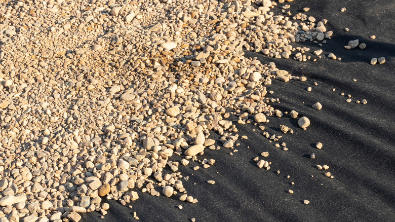 Peyzaj kumaşının üzerine çakıl döşenir.