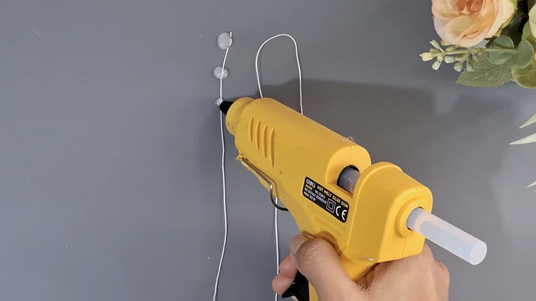 Düz bir masanın üzerine yayılmış bir ip uzunluğuna sıcak tutkal noktaları eklemek.