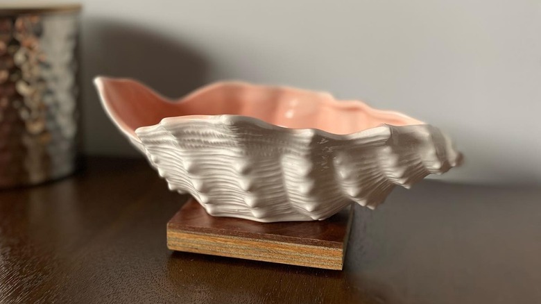 İçinde hafif bir desen bulunan vintage bir Fitz ve Floyd deniz kabuğu ekme makinesi