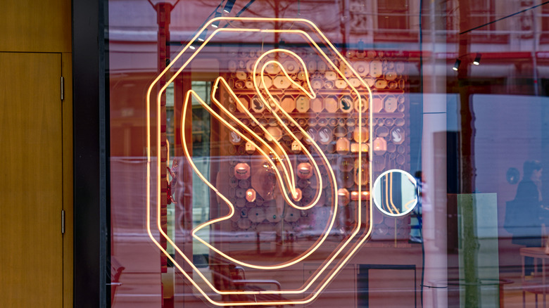 Bir pencerede Swarovski kuğu logosunu aydınlattı