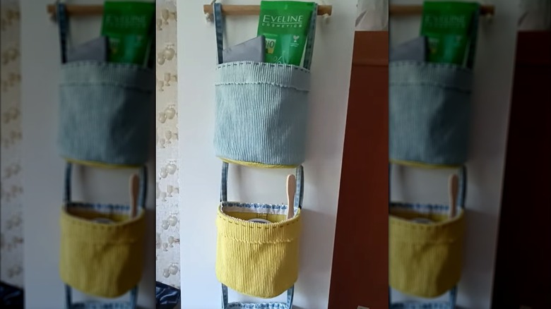 Duvardaki bir dübelden arka arkaya üç kadife sepet sarkıyor.