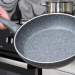 Eski Bir Pişirme Tavasını Yaratıcı Bir Bahçe Saksısına Dönüştürün