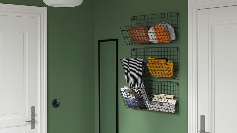 IKEA'nın GREJIG duvar cepleri koridordaki yeşil bir duvara monte edildi