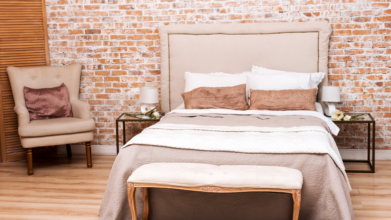 Küçük koltuklu ve döşemeli banklı yatak odası