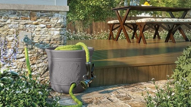 Güneşe açılan hortum kabı, hortumun çirkin dağınıklığını gizler ve dolaşmasını engeller