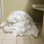 Dolap Değil, Raf Değil: Banyo Havlularını Düzenli Tutmanın Alternatif Yolu