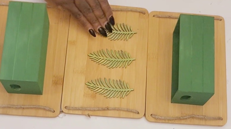 Dolar Ağacı kesme tahtaları ve ahşap kasalardan yapılmış askılı sandık rafları.